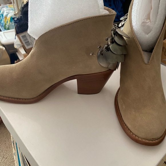 Gorgeous unique leather booties - Picture 2 of 7